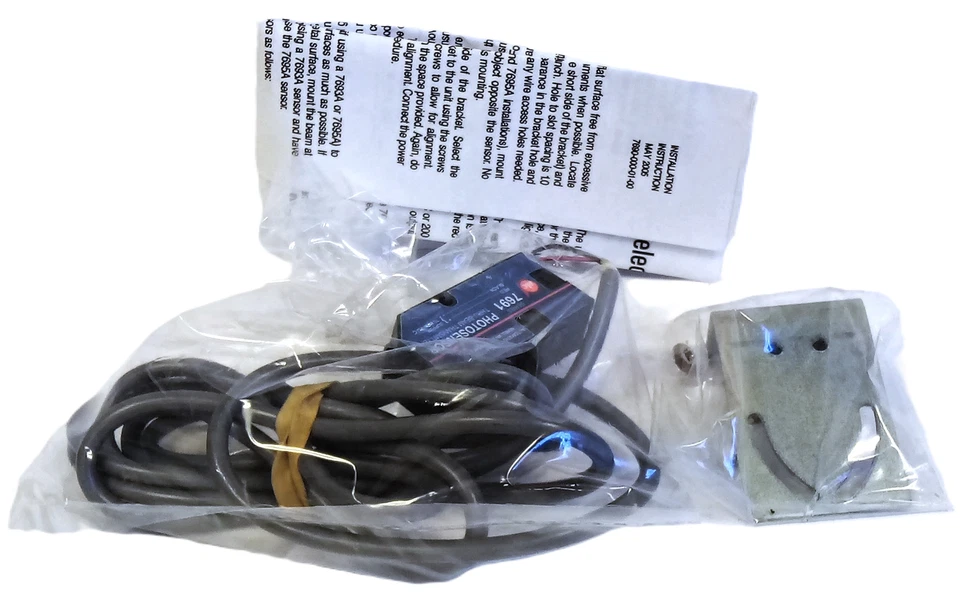 ATC 3-7691ATLXXDX2X 10-30VDC Photoelectric Proximity Sensor w/ Mounting Bracket - Image 2 of 4