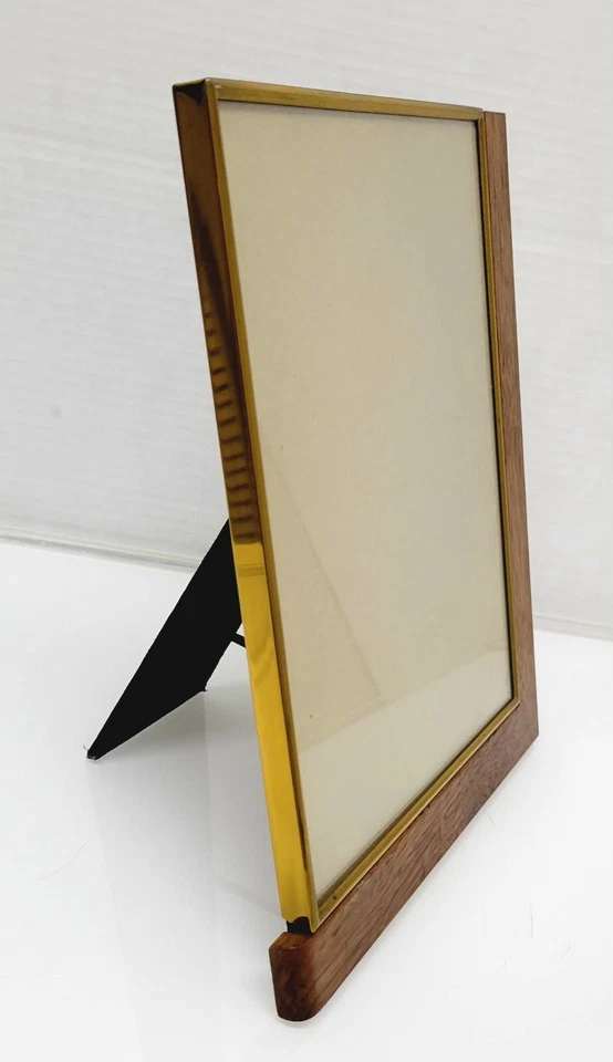 Antiguo marco de fotos vintage de madera y 1/2 metal con respaldo de terciopelo de 10,5" x 8,5" Foto 2 de 4