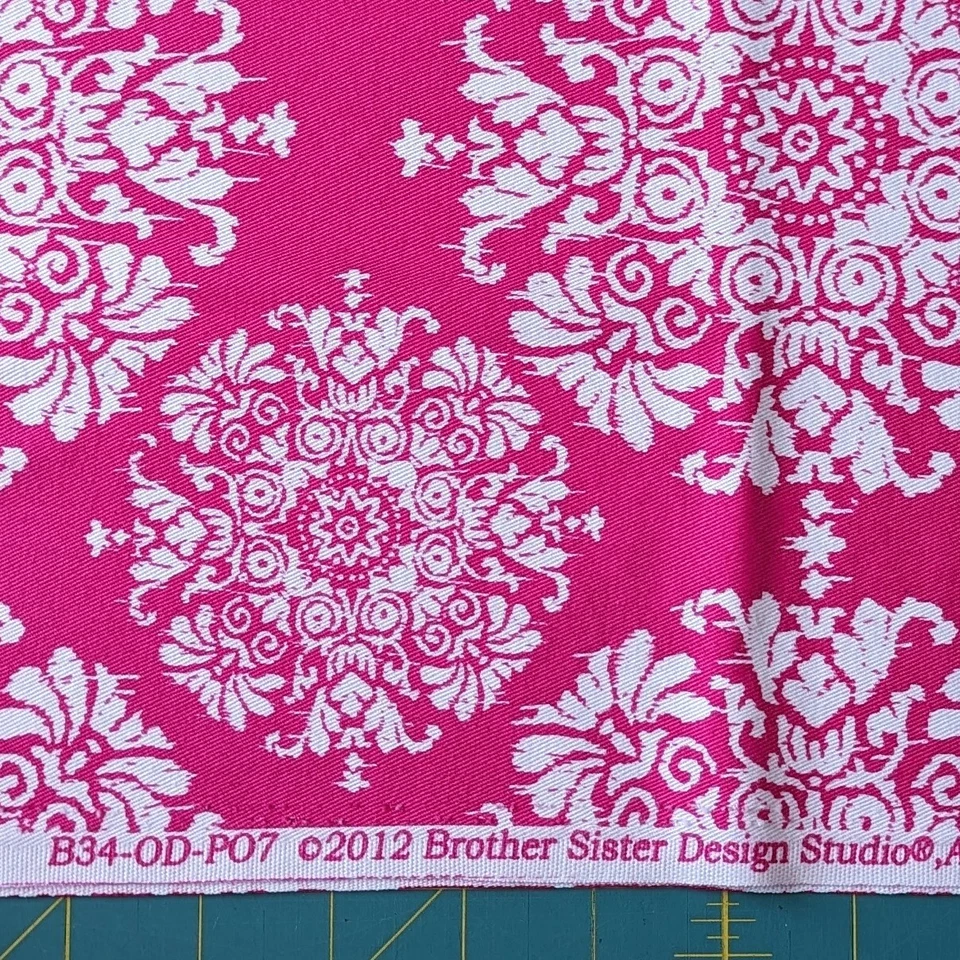 Легкая саржевая ткань Brother Sister Design 1,5 ярда (2 дюйма застенчивая) икат ярко-розовый  - Изображение 2 из 4