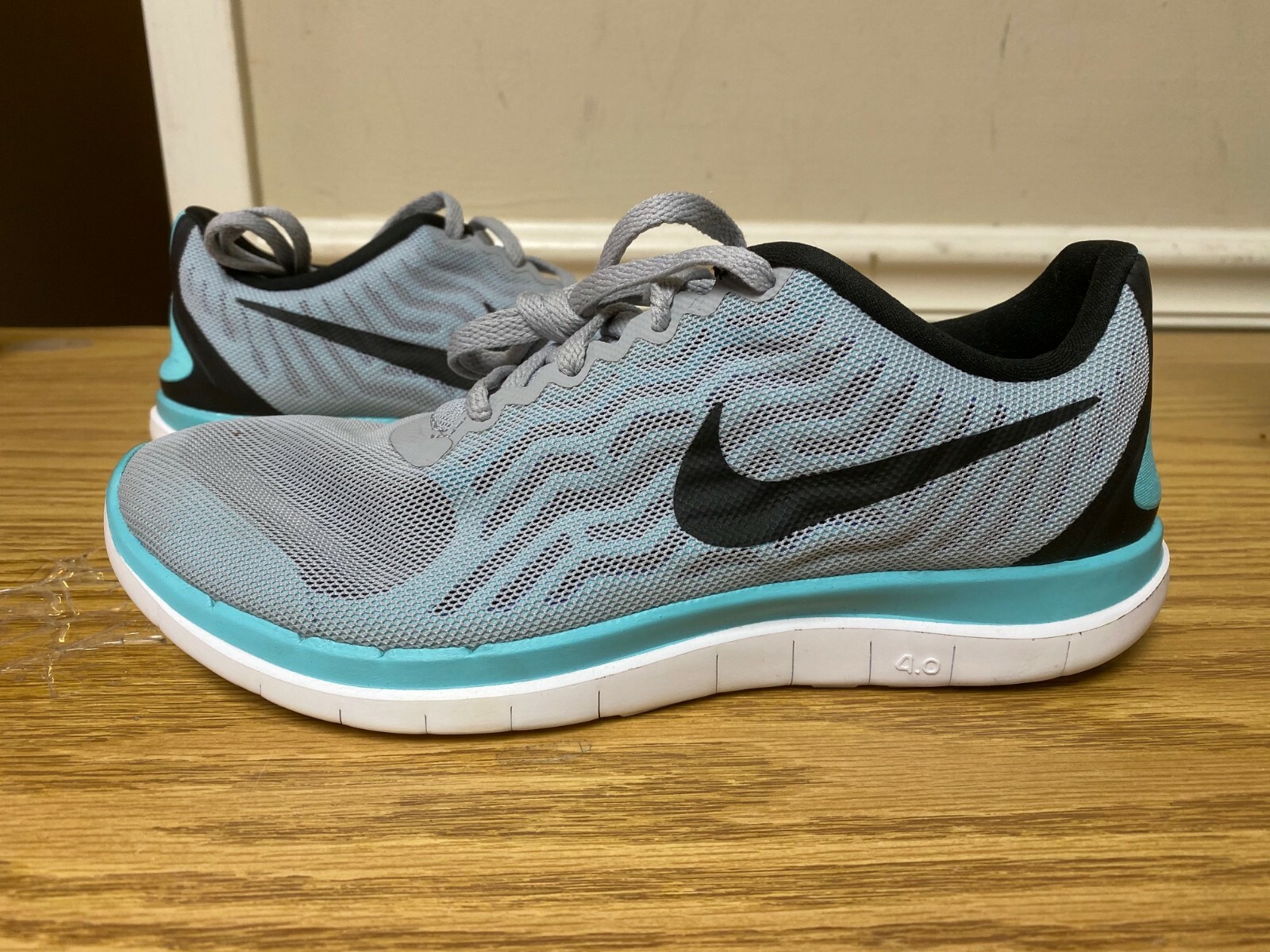 light grey nike running shoes