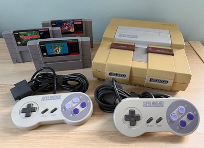 Super Nintendo SNES Console Bundle FOR PARTS REPAIR  3 Games 2 OEM Controllers