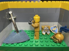 LEGO Castle Fantasy Era Gold Knight Minifigure cas415 Complete 7079 RARE
