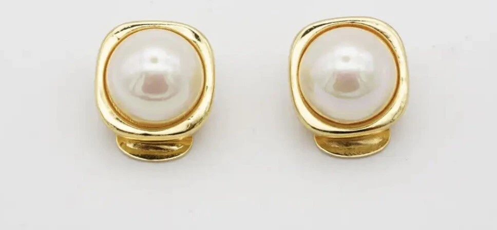 Boucles d'oreilles clips Christian Dior vintage années 80 cube carré blanc rond perle or