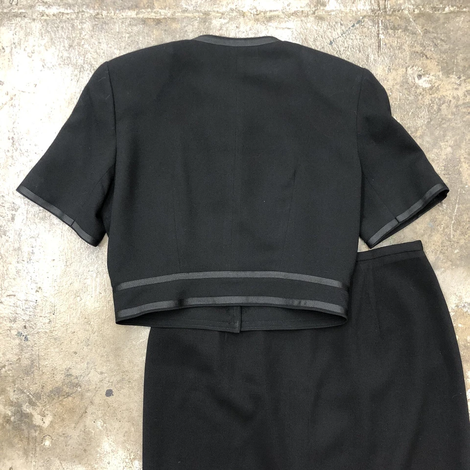 Conjunto de Traje Chaqueta Falda Barami Couture Manga Corta Trabajo Profesional Negro Talla 2 y 12 Foto 3 de 4