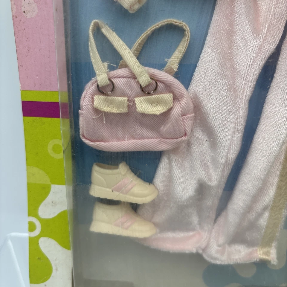 Barbie Fashion Avenue DIVA DRIVE Rosa Traje de Pista Bolso y Zapatos B8259 2003 NRFP Foto 4 de 4
