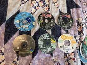 SEGA Dreamcast Console + Over 30 Games (some rare) + 2 Controllers + VMU (READ)