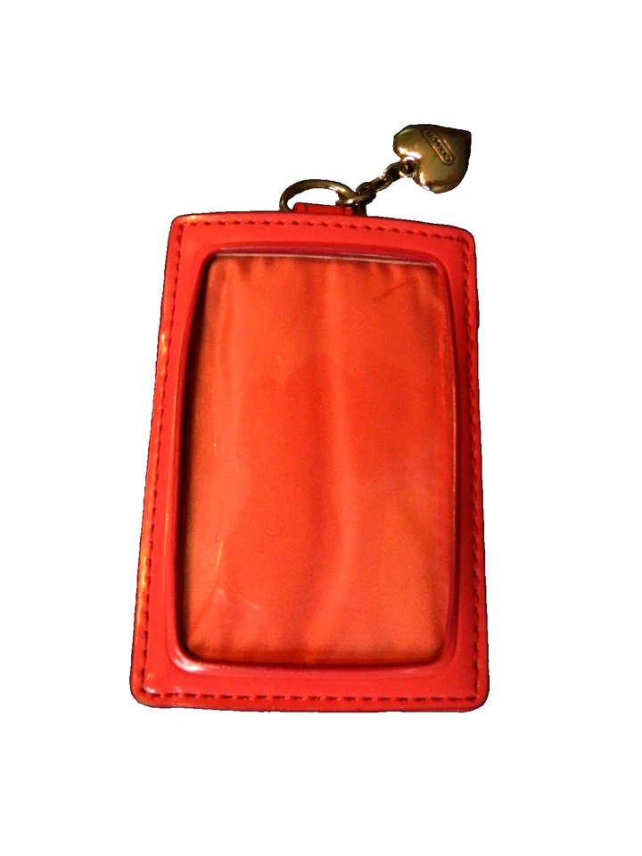 Porta-identificação Coach couro envernizado coral escuro com berloque de coração prata, sem cordão muito bom estado usado - Imagem 3 de 4