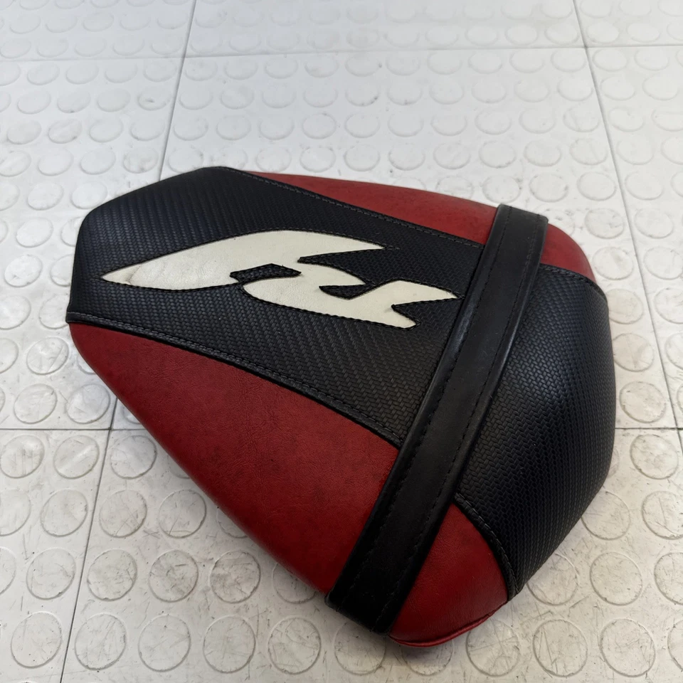 CAPA DE ASSENTO TRASEIRA VINIL 09/10/11/12/13/14 YAMAHA YZF R1 PASSAGEIRO Preto Vermelho R1 - Imagem 3 de 4