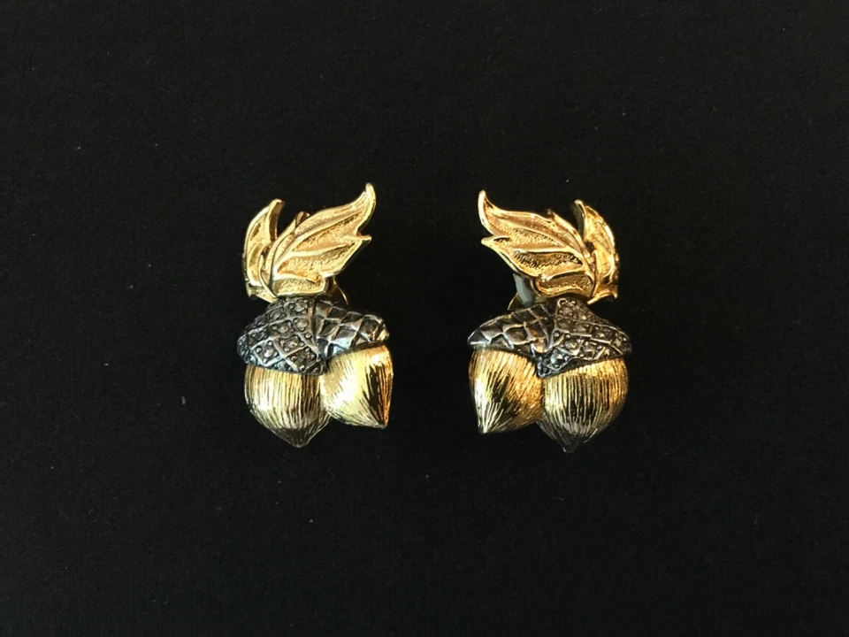 PENDIENTES AVON VINTAGE 1974 ELEGANTES DOS TONOS BELLOTA Clip Foto 2 de 4