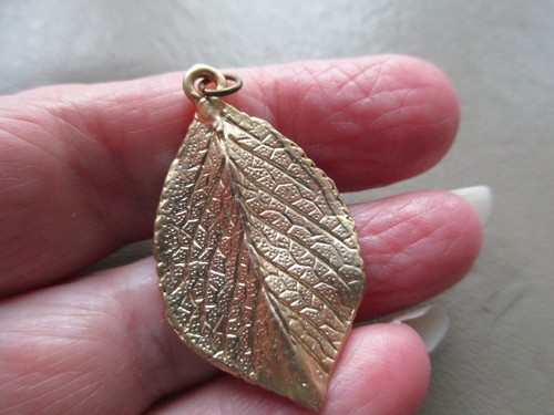 PRETTY VINTAGE RETRO GOLD TONE LEAF DOUBLE SIDED FOB CHARM PENDANT BRACELET CUTE - Picture 2 of 2