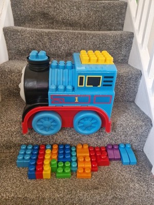 Mega Bloks Thomas Build And Go Aufbewahrung mit Konvolut Mega Blöcke Steine 14'' Tal