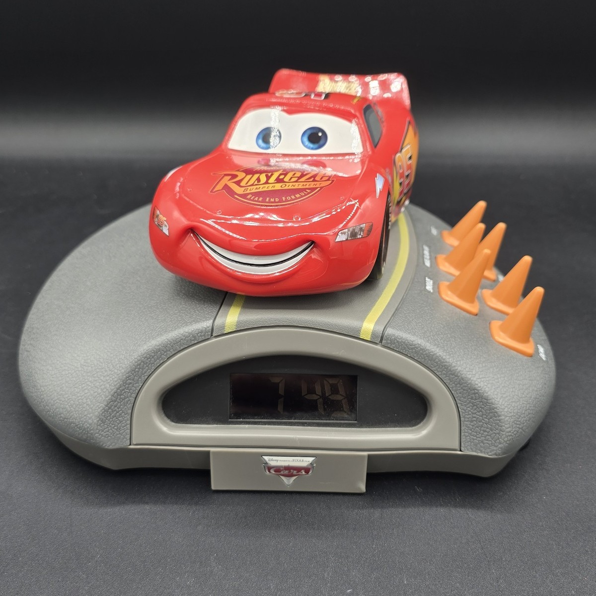 2006 Disney Pixar Cars Lightning McQueen Talking Alarm Clock Radio