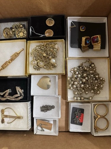 VTG LOT OF 54 COSTUME JEWELRY. EARRINGS NECKLACES, BROOCHES,BRACELET & ECT.
