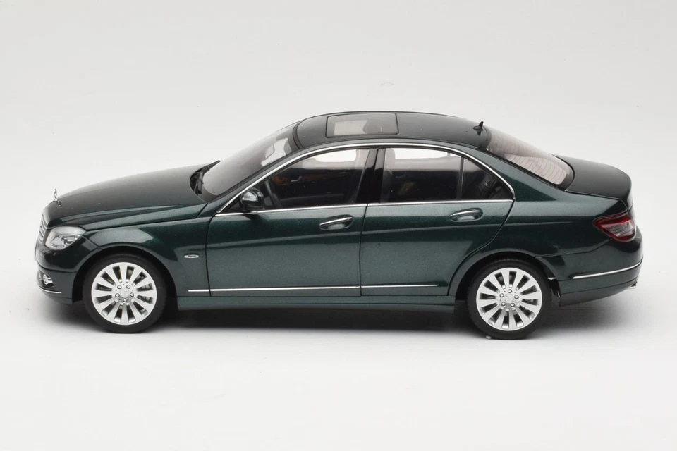 B66962366 Mercedes Classe C W204 Avantgarde verde escuro AUTOart 1/18 - Imagem 4 de 4