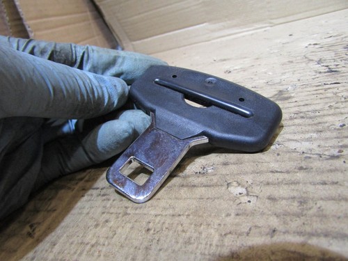 Ford Puma Mk2 seat belt buckle clip IS34230836A examine pics for shape - Picture 2 of 5
