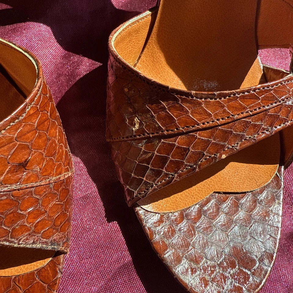 复古 20 世纪 70 年代 REGENCY 高跟鞋棕色皮革露趾踝扣美女 — 第 2/4 张图片