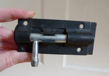 Czarno-srebrny prosty zamek szopowy do drzwi przesuwnych ~ 90 x 40 mm