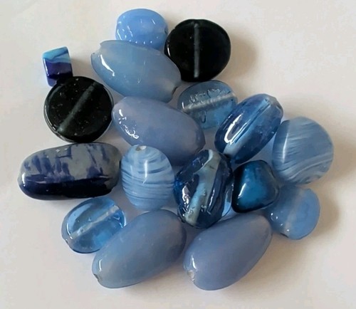 Lot Of 17 Glass Beads, Different Sizes And Shapes, Shades Of Blue