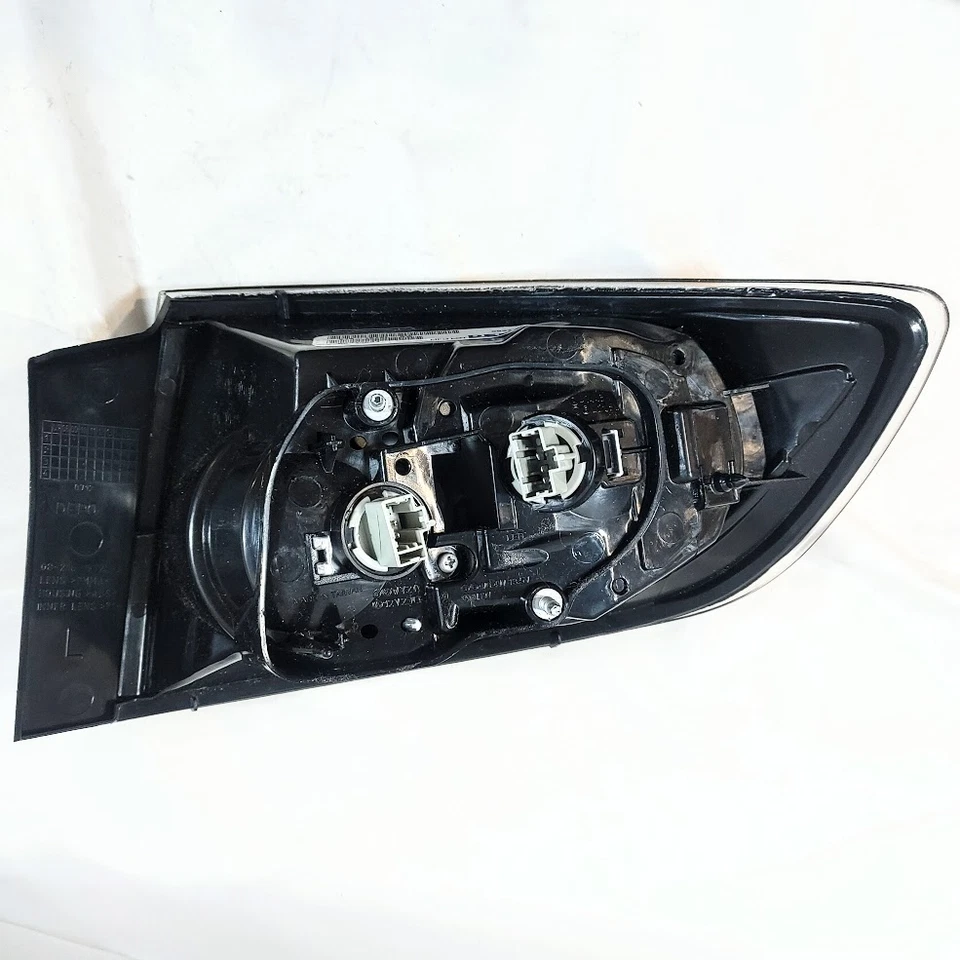 Conjunto de luz trasera izquierda Depo 2007-09 Mazda 3 sedán 24036-06049216 216-1972L-AQ Foto 3 de 4