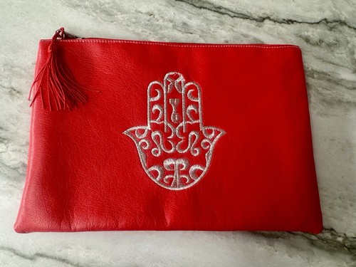 Bolso de maquillaje Hamsa de cuero sintético rojo - Imagen 2 de 7