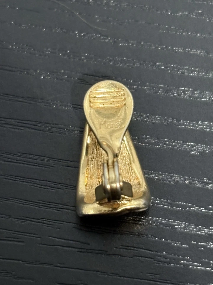 Pendiente con clip de diseño geométrico clásico vintage años 80 Monet tono dorado y azul marino Foto 3 de 3