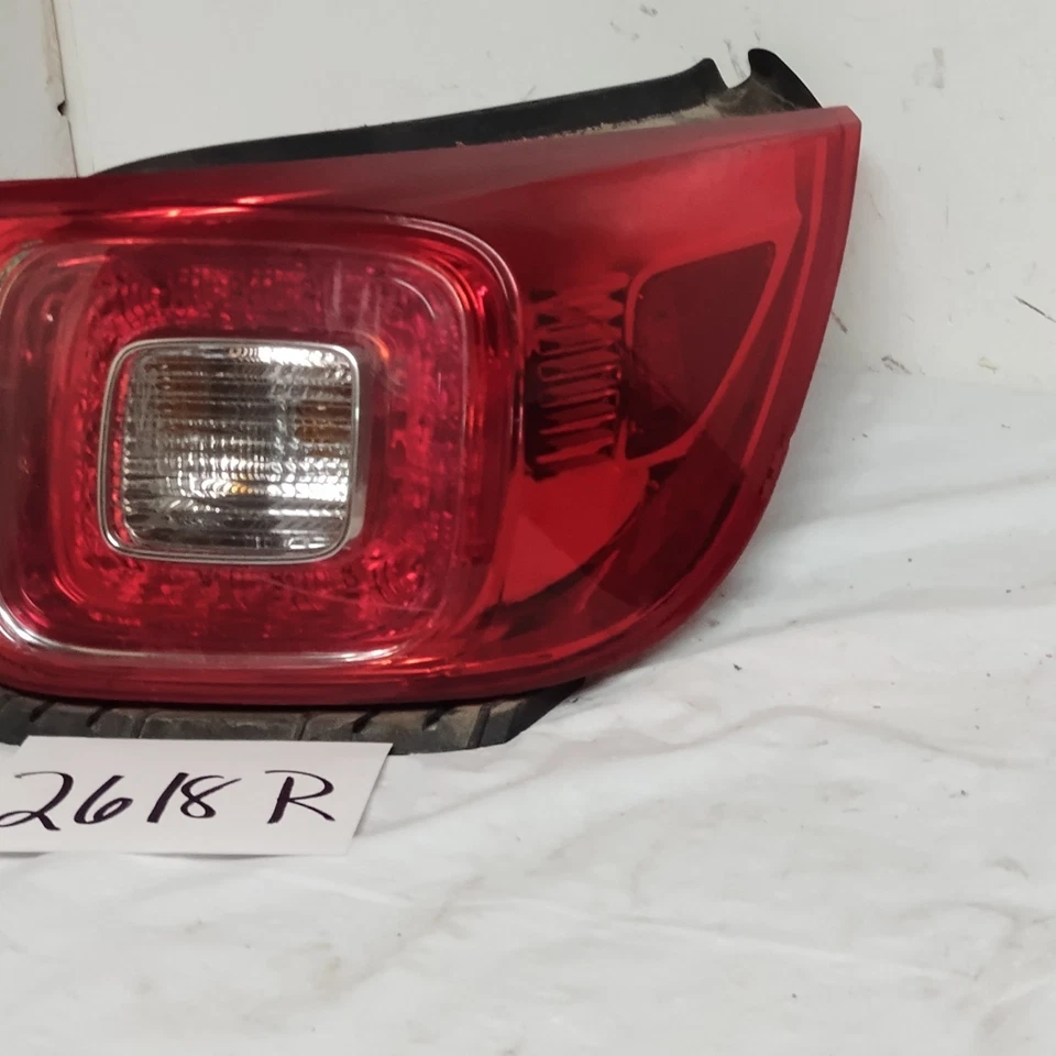 Lanterna traseira de LED lateral direita do passageiro Chevy Malibu LTZ RH 2013-2015 fabricante de equipamento original 23294317 - Imagem 2 de 4