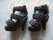 BARBIE DOLL / PAIR OF SHOES: BOOTS, PUMPS ....... (654)