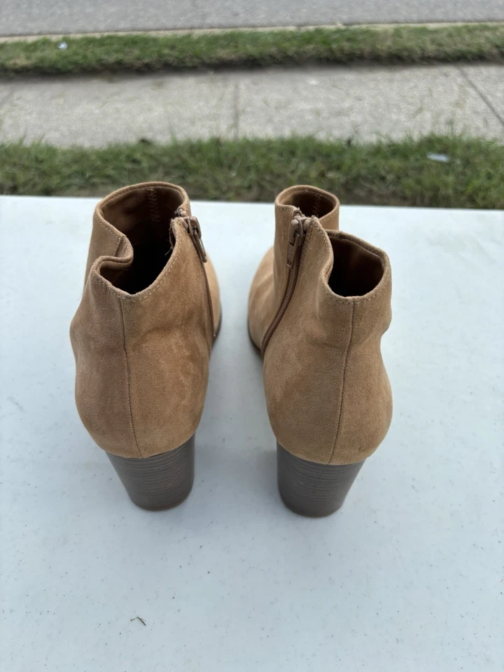 OLD NAVY Women’s 11m Tan Leather Block Heel Ankle Boots - Image 2 of 4
