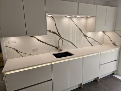 White Marble Spritzschutz | Custom Epoxidharz | Jede Größe & Farbe