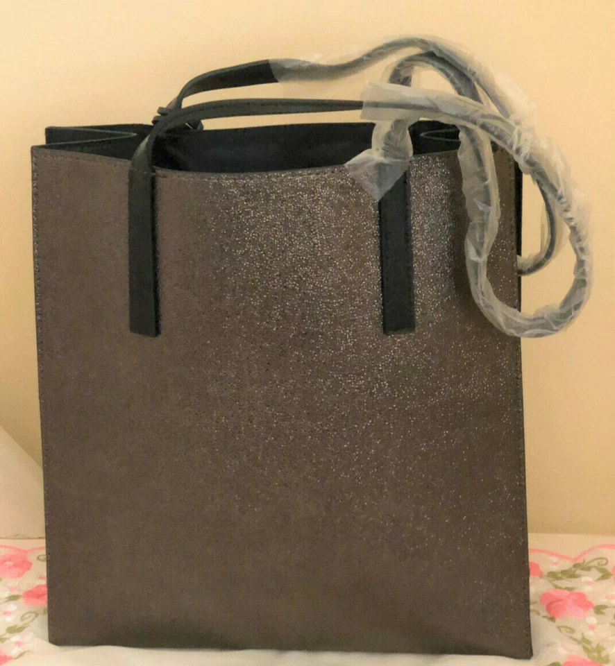 Impresionante bolso de mano Shiseido Bling Bling con encanto de bolso Foto 4 de 4