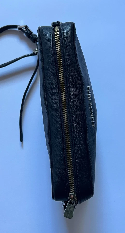 Bolso Bandolera Michael Kors Cuero Negro para Cámara Dorado Cremallera Pequeño Cartera de Hombro Foto 4 de 4