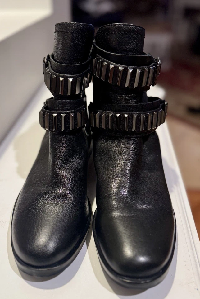 Botines Pour La Victoire para mujer de cuero negro con correa tachonada, talla 8M Foto 2 de 4