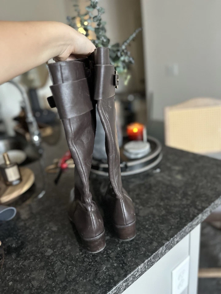 Botas altas de cuero marrón Tahari para mujer detalle de hebilla de latón talla 7 Foto 4 de 4