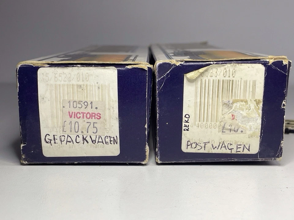 2 Piko HO Scale German 3 Axle Luggage Coach and Postal Van in DR Green 6522 6523 - Image 2 of 4