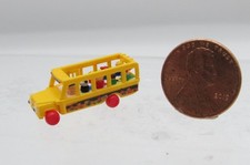Casa de muñecas miniatura réplica de autobús escolar Fisher-Price juguete con personas extraíbles