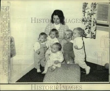1971 Press Photo Peggy Jo Kienast poses for Mother's Day photo with quints in NJ