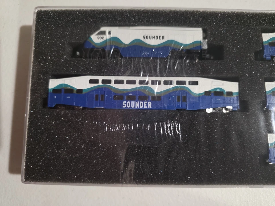 American Z-Line Sounder F59PHI Z Gauge Bombardier Bi-Level Passenger Car Set - Image 3 of 4