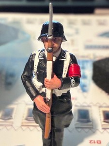 King & Country Germany LA 25 RIFLEMANPRESENTING ARMS Rare Retired