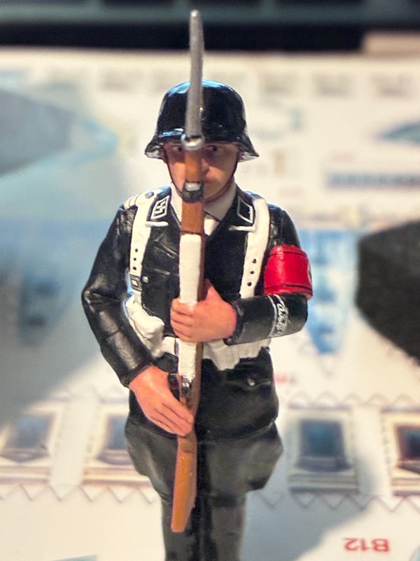 King & Country Germany LA 25 RIFLEMANPRESENTING ARMS Rare Retired