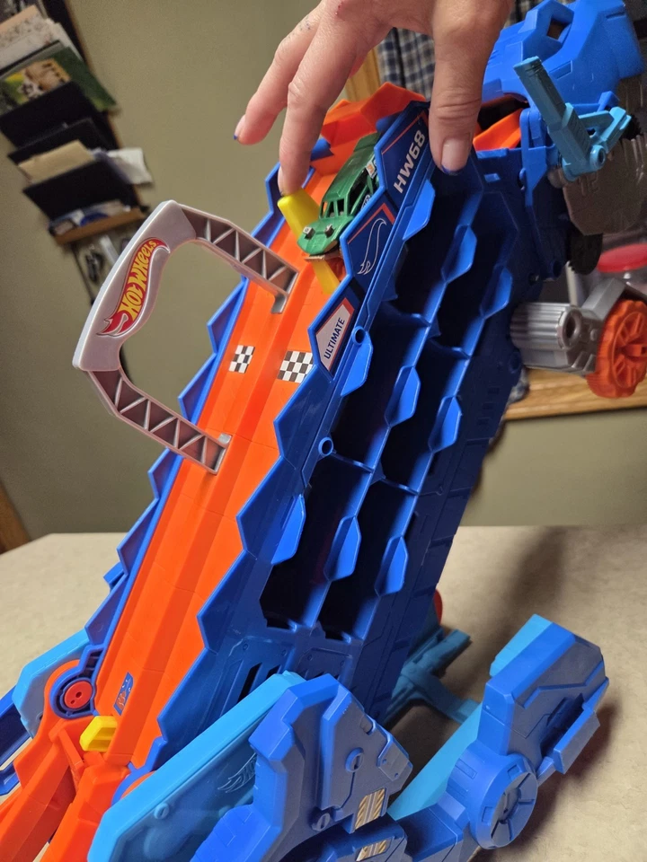 Hot Wheels City Ultimate Hauler Transforms into Stomping T-Rex with Race Track. - Image 4 of 4