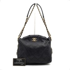 CHANEL Schwarze Lammleder Umhängetasche mit goldfarbenem Kettenband 152888930
