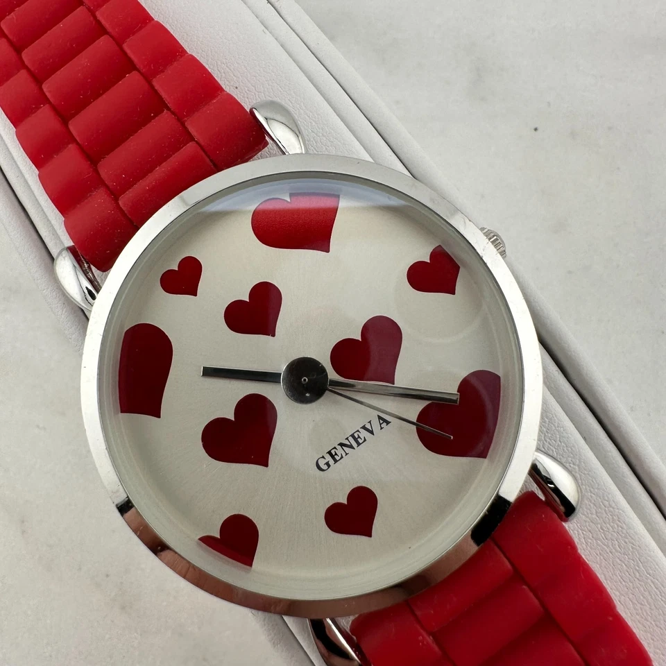 Reloj para mujer Geneva Red Heart estuche plateado correa de silicona roja 11093H batería nueva Foto 2 de 4