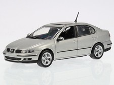 Seat Toledo II 1998-2004 silver diecast modelcar in showcase 1:43