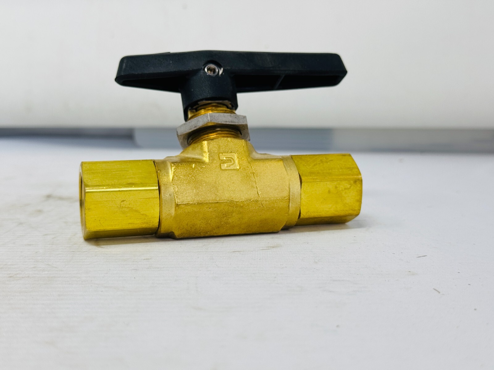 PARKER INSTRUMENTATION 8F-B8LJ2-BP Manual 2-Way Ball Valve 25VY Brass Open Box