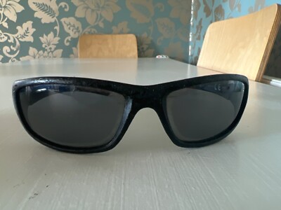 Foster Grant PJ Pol Sport Sonnenbrille mit Seitenschutz kleine Herrensonnenbrille schwarz EG1216
