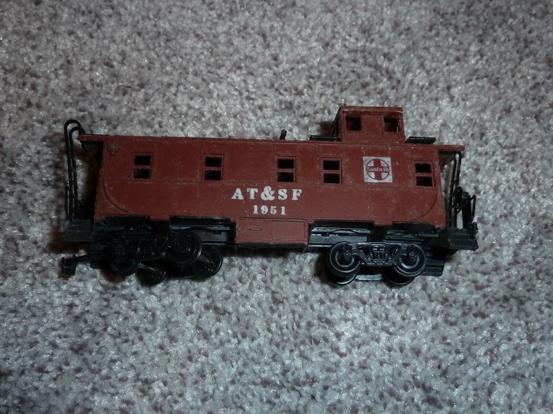HO Scale Caboose - Santa Fe #1951 ((SEE PHOTO"S))