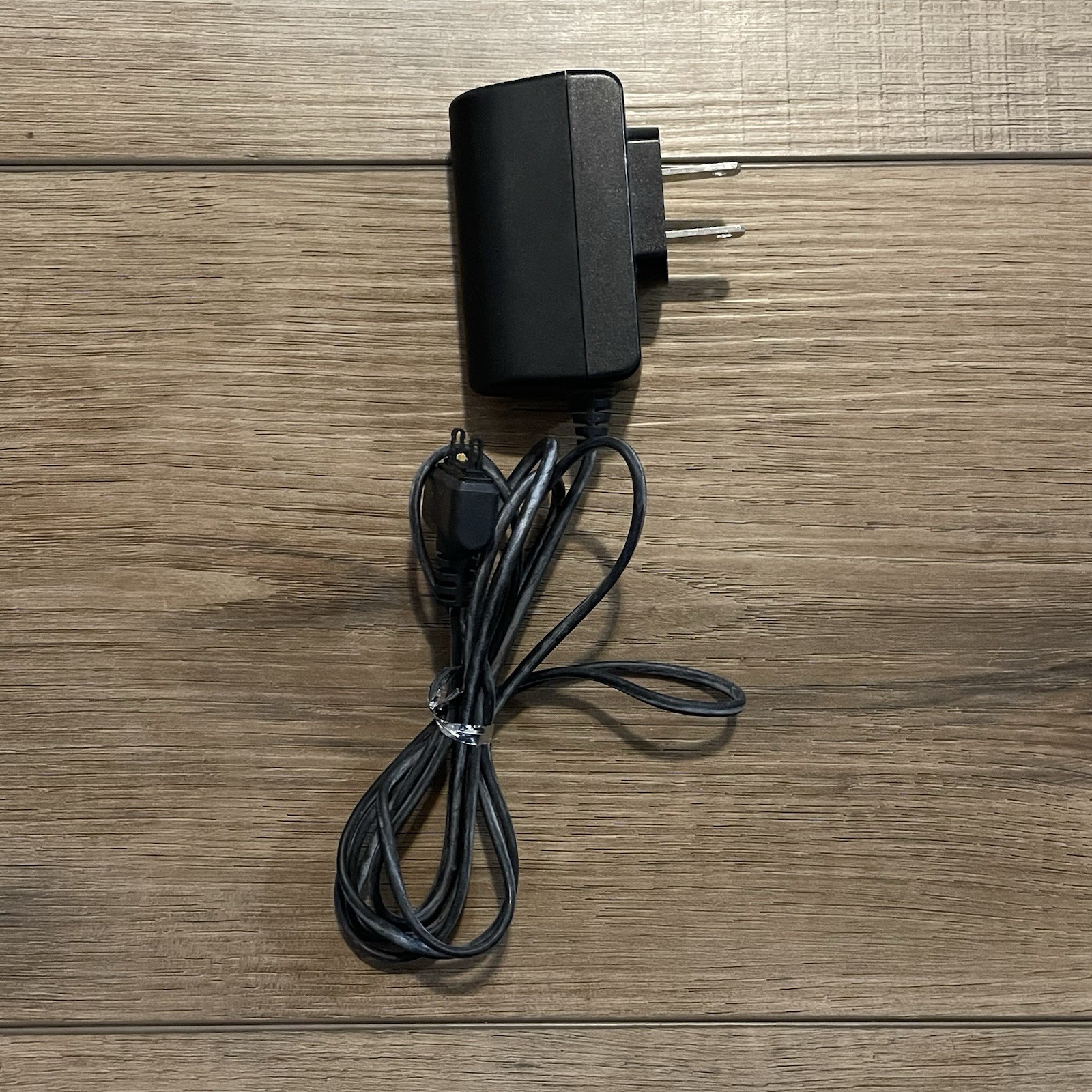 Sony Ericsson CST-15 CAA-0002012-US Wall Charger 5V Black with Charging Cable