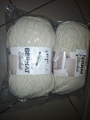 Bernat Blanket  100% polyester Häkel / Strick Garn. 4× 300 Gramm. Almond. 