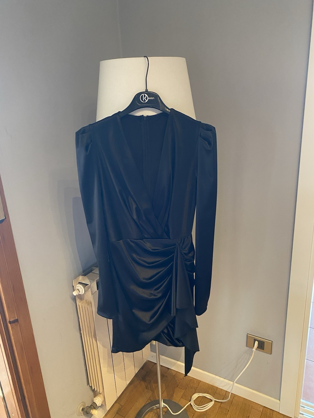 Relish abito donna a portafoglio raso nero S scollo a V arricciato volant