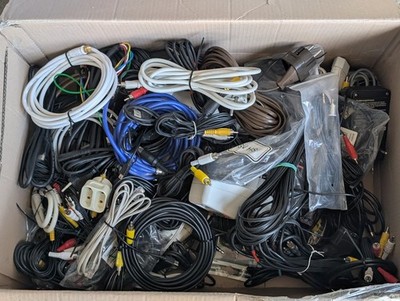 1x große Kiste mit Kabeln, Steckern, Adaptern , Schuko, Audio, Video, SAT uvm